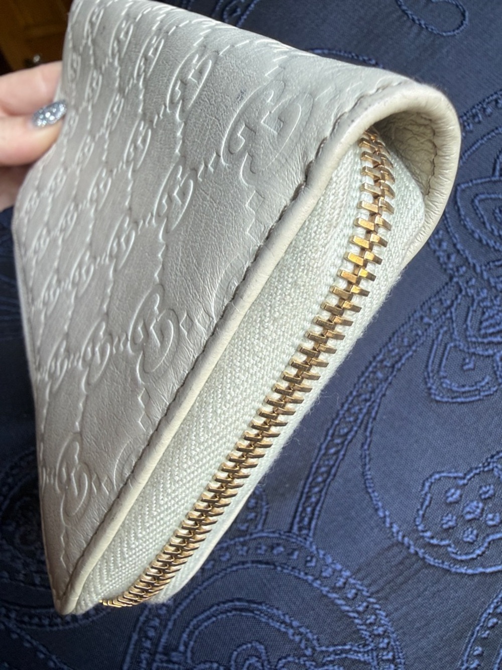 Gucci White Embossed GG Zip-Around Wallet - Picture 6 of 8